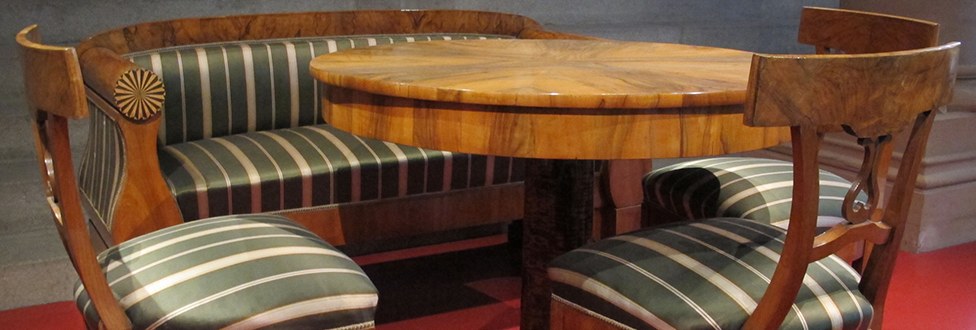 Biedermeier-Sitzgruppe mit Tisch und Stühlen